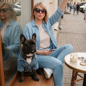 Фотореалистичное цветное изображение, вертикальный формат 9:16. Использовать загруженное фото женщины и питомца как источник внешности. ❗️ABSOLUTE IDENTITY LOCK 1:1 — полностью сохранить лицо девушки и внешность питомца без изменений.
Композиция строго ка