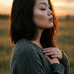 Не меняй лицо! Не меняй черты лица! Не меняй пропорции тела ! Волосы очень густые темные до плеч.
Размер 9:16 стиль y2k
Макияж с акцентом на глаза, стрелки cat на верхнем веке, нюдовая матовая помада пыльная роза очерченная карандашом для губ на тон темне