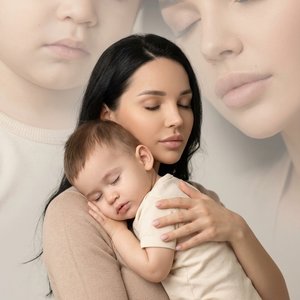 Фотореалистичная эмоциональная семейная портретная съёмка на нейтральном мягком фоне, композиция двойной экспозиции: внизу мать держит на руках спящего ребёнка, ребёнок прижимается к её плечу, глаза закрыты, спокойная нежная поза, мать слегка склоняет гол