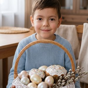 Ребёнок держит пасхальную корзину