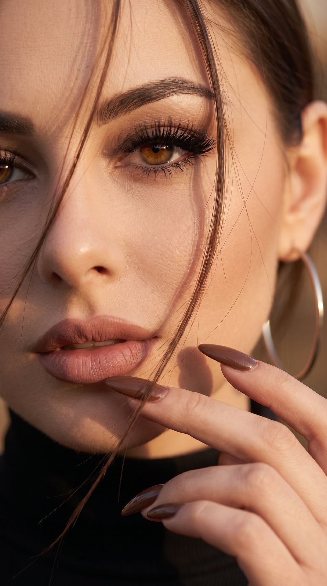 Крупный план (extreme close-up) лица молодой женщины, 100% сходство, с выразительными чертами. Лицо частично перекрыто тонкими прядями волос, создающими эффект глубины и загадочности.

Детали лица и макияж:
*   Глаза: Один глаз находится в фокусе, радужка