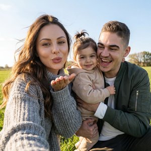 гиперреалистичное фото 9:16, неотличимо от живой фотографии, ультрадетализация, натуральная кожа (поры, микротекстуры), мягкие тени, реалистичная оптика: молодая женщина с длинными волнистыми распущенными волосами как на референсной фотографии, ровный про