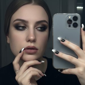 Зеркальное селфи [3:4]. Лицо 1:1 с референса. Палец у губ, взгляд в камеру смартфона. В кадре iPhone 16 Pro Titanium в прозрачном чехле. Драматичный smoky eyes, густые брови, пыльно-розовые губы. Ногти: длинные заостренные стилеты, дымчатое омбре (от белы