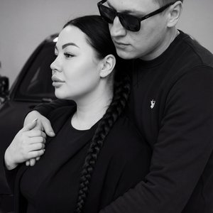 Создай,не изменяй черты лица.Ультра реалистичный детализированный черно-белый портрет молодой пары, стоящей близко друг к другу, запечатленный средним планом. Женщина расположена немного впереди и слева от мужчины, с безмятежным выражением лица смотрит вл