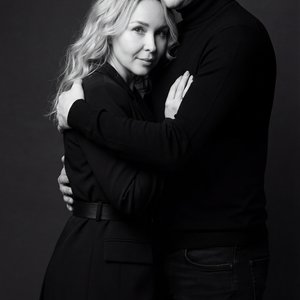 На основе фотографий создать совместную фотосессию мужчина рост 180 см, девушка 150 см. 
Студийная съемка. Мужчина в черной водолазке и черных джинсах, девушка в черном  удлиненном  приталенном  ремнем пиждаке, черных колготках с рисунком . Волосы распуще