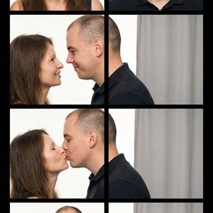 Полоса для фотобудки с четырьмя отдельными рамками слева и права. На снимке молодая пара — девушка и парень — с естественной внешностью, аккуратной кожей и мягкими чертами лица.
Освещение мягкое, рассеянное, студийное, без резких теней, равномерно освещае