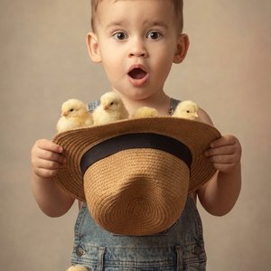 Фотореалистичный детский портрет в винтажном студийном стиле. мальчик ( стоит по пояс в кадре, смотрит прямо в камеру с удивлённым выражением лица и широко открытым ртом. Руками он держит большую соломенную шляпу с тёмной лентой.

Внешность: живые детские