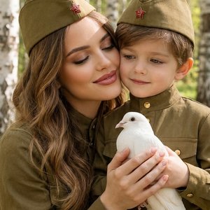 создай портрет, не меняя черты лица. 
Трогательный портрет молодой женщины и маленького ребенка, оба в оливково-зеленых кепках в стиле милитари с эмблемами красной звезды и в такой же форме, тесно обнимающихся в березовом лесу. Женщина с длинными волнисты