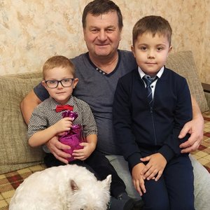Дедушка с двумя внуками