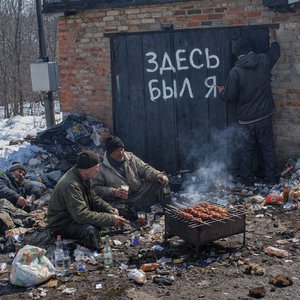 Нарисуй как около ворот бомжи устроили застолье, жарят шашлыки пьют водку и мусорят. А один бич на воторотах краской пишет русским шрифтом "здесь был я". Вокруг мусор и кучки говна