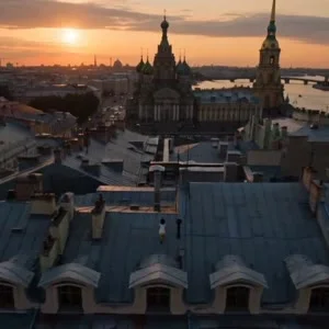 VERTICAL CITY — Saint Petersburg Parkour at Sunset — ONE CONTINUOUS TAKE


Use the uploaded reference image as the exact visual identity of the main character. Preserve the person's recognizable face, facial structure, hairstyle, hair color, skin tone, bo
