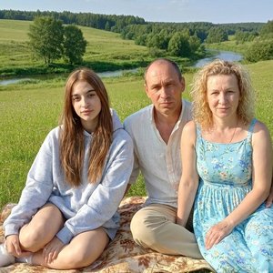 Добавь девушку на первое фото к родителям