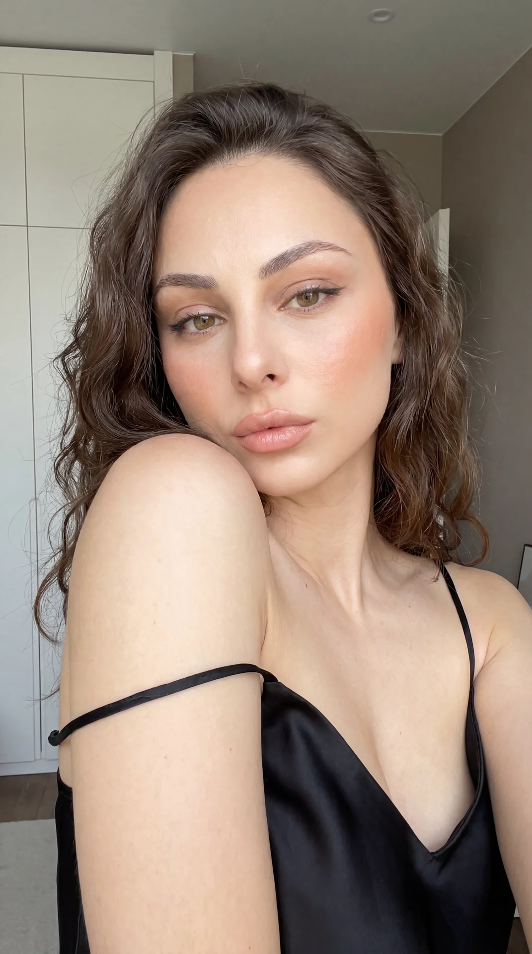 Raw candid smartphone selfie, hyper-realistic, indistinguishable from a real life photo, extremely high detailed, true-to-life skin texture, natural pores, unedited amateur mobile photography. Tight close-up front-facing camera selfie shot. The right arm 