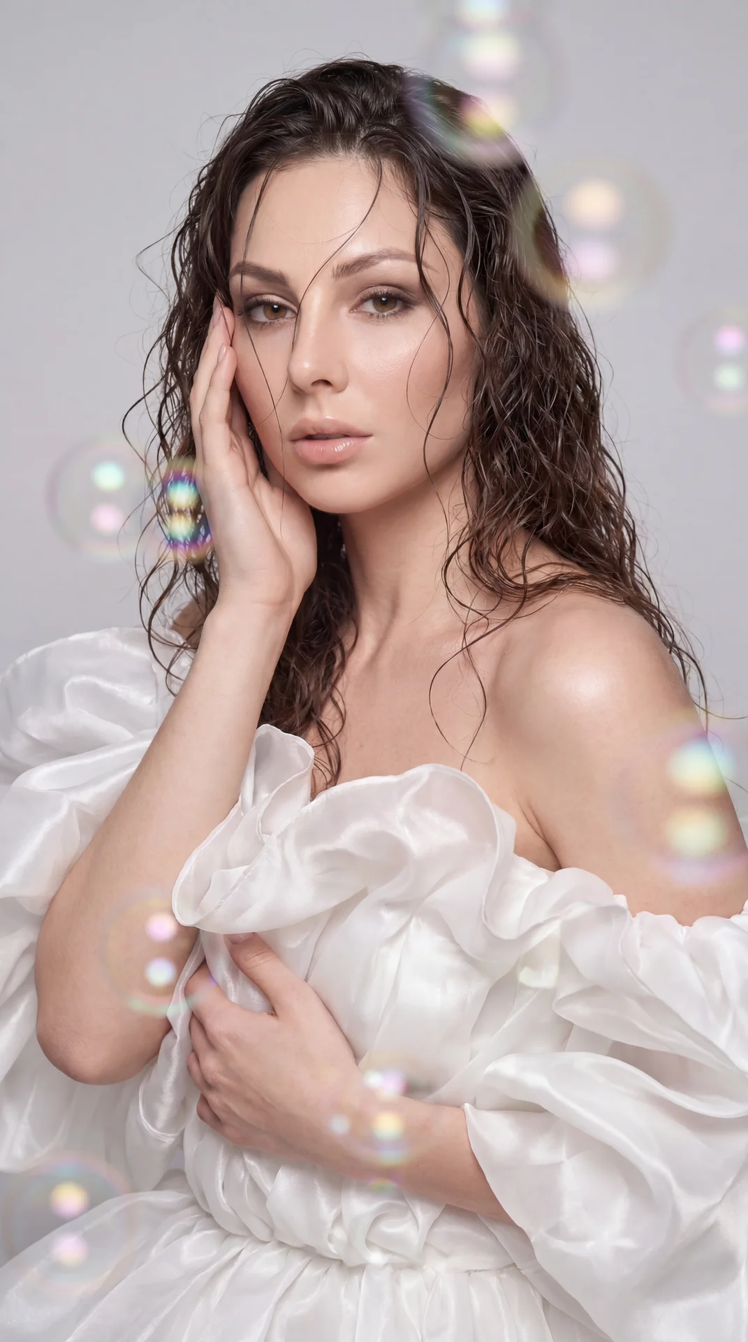 Гиперреалистичная beauty-fashion фотография, ultra realistic, вертикальный кадр 9:16, эффект живой профессиональной съёмки на full-frame camera, высокая детализация кожи, ткани и волос, мягкая глубина резкости, premium editorial aesthetic, dreamy atmosphe