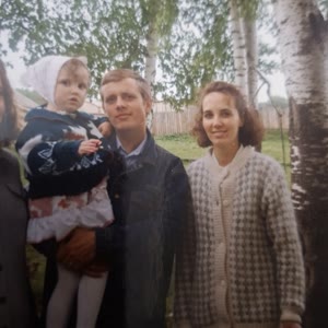 Анимируй эту фотографию в формате HD с максимальной реалистичностью. Сохрани исходное лицо, черты лица, мимику, возраст, пропорции, позу, прическу, макияж, одежду, аксессуары и общий стиль в первозданном виде. Ничего не меняй, не перерисовывай, не трансфо