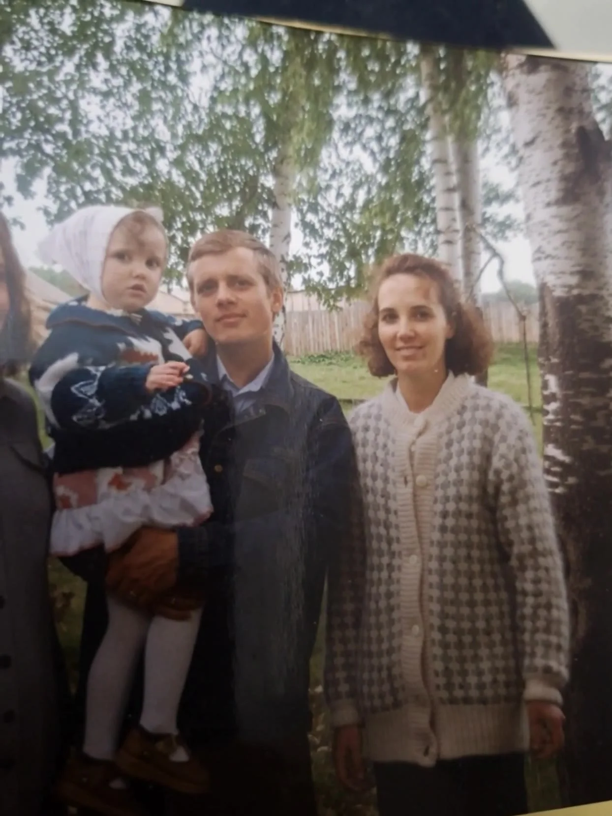 Анимируй эту фотографию в формате HD с максимальной реалистичностью. Сохрани исходное лицо, черты лица, мимику, возраст, пропорции, позу, прическу, макияж, одежду, аксессуары и общий стиль в первозданном виде. Ничего не меняй, не перерисовывай, не трансфо