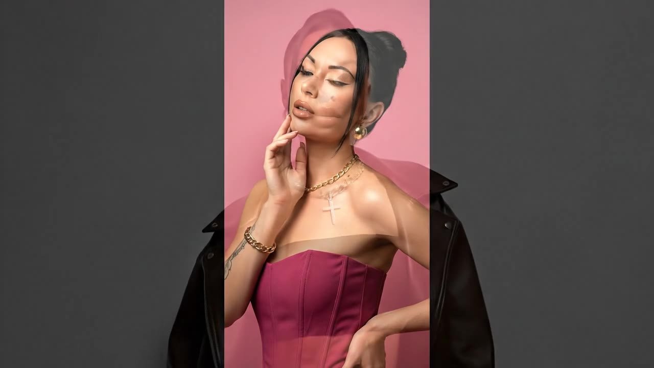 Не меняя черты лица девушки с фото Кадр — минималистичная студийная фотография женщины с слегка загорелой кожей с нейтральным светло-серым фоном и полом; освещение мягкое, ровное, без резких теней.
Верх — черный кроп топ/без бретелек открытая линия деколь